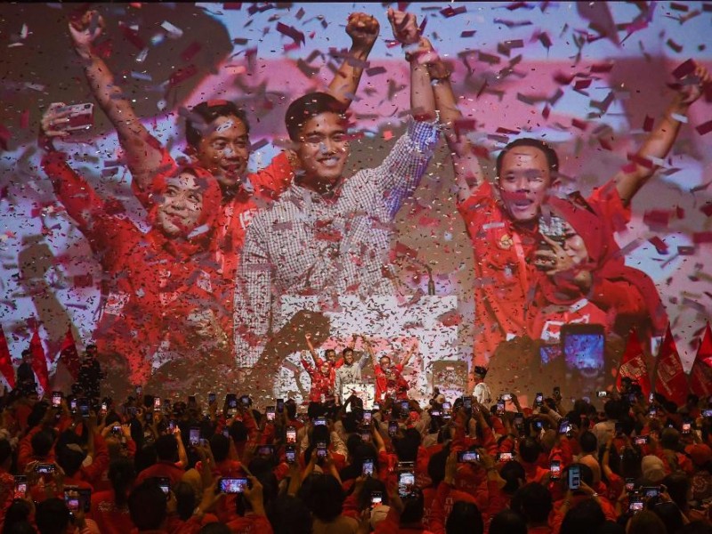 Ketua Umum Partai Solidaritas Indonesia (PSI) terpilih Kaesang Pangarep (tengah) melambaikan tangan ke arah kader-kader usai menyampaikan orasi politiknya dalam Kopi Darat Nasional (Kopdarnas) PSI di Jakarta, Senin (25/9/2023). Kaesang menggantikan ketua umum periode sebelumnya Giring Ganesha yang diangkat menjadi anggota dewan pembina partai berlambang bunga mawar itu. ANTARA FOTO/Aditya Pradana Putra/foc.