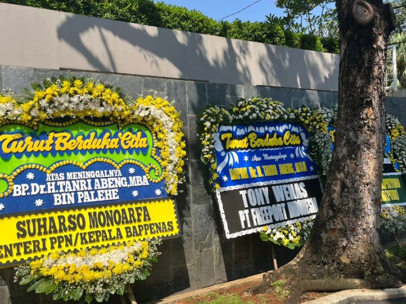 Karangan bunga di depan rumah almarhum Tanri Abeng. JIBI/Anshary Madya Sukma 