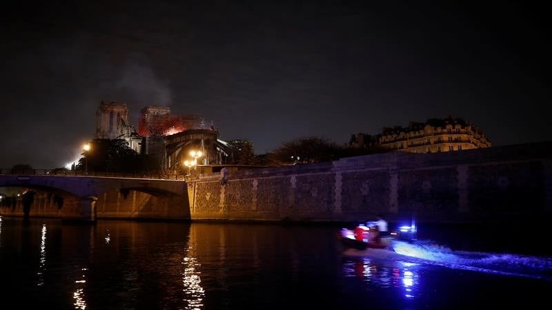 Foto-foto Katedral Notre Dame di Paris Terbakar