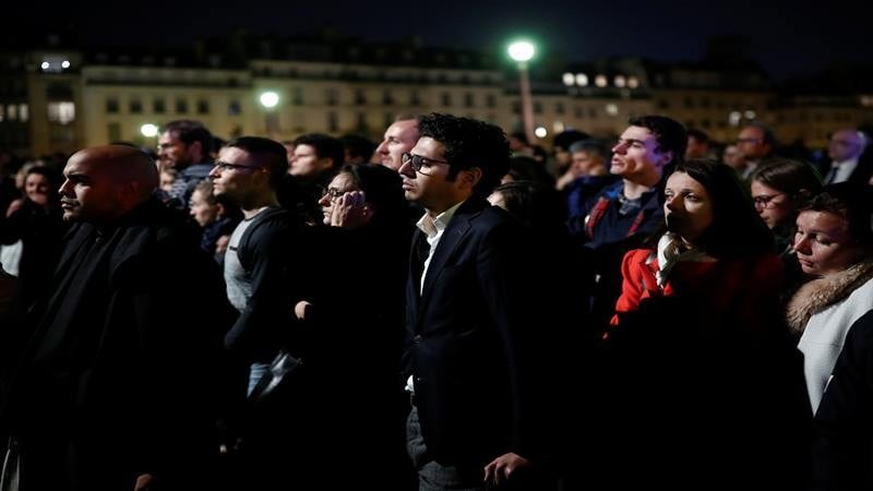 Foto-foto Katedral Notre Dame di Paris Terbakar