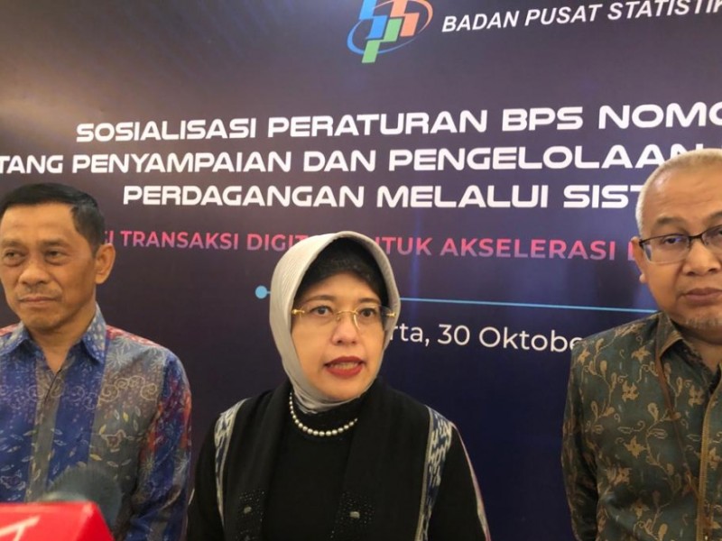 Plt. Kepala BPS Amalia Adininggar (tengah) dalam Sosialisasi Peraturan Kepala BPS No.4/2023 tentang Penyampaian dan Pengelolaan data dan/atau Informasi PMSE di Jakarta, Senin (30/10/2023). JIBI/Annasa Rizki Kamalina