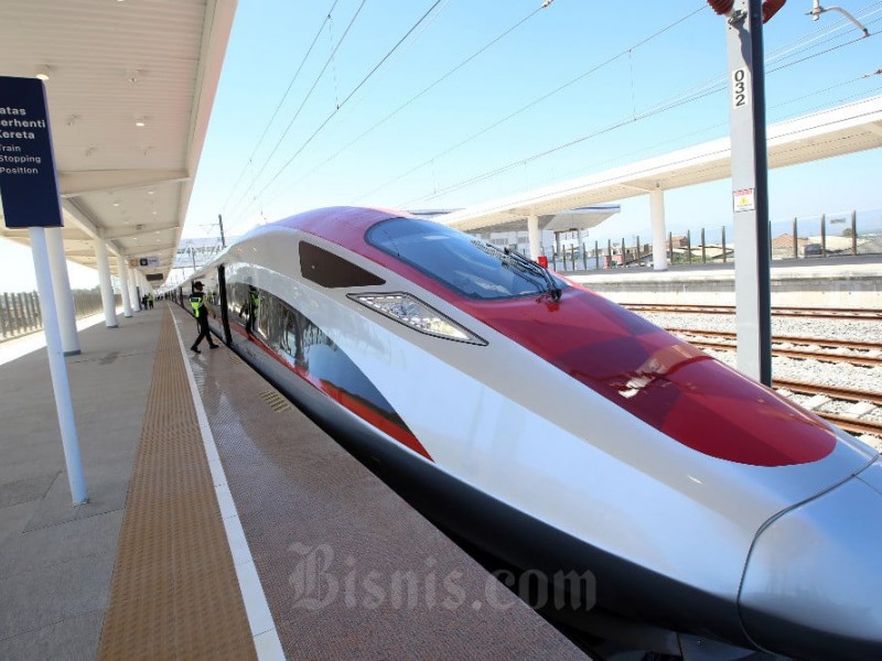 Rangkaian Electric Multiple Unit (EMU) Kereta Cepat Jakarta-Bandung (KCJB) saat berada di Stasiun KCJB Padalarang, Kabupaten Bandung Barat, Jawa Barat, Rabu (13/9/2023). Bisnis/Rachman