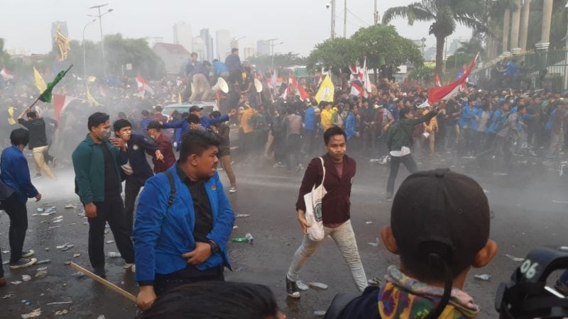 KUMPULAN FOTO: Kericuhan Pecah Saat Senja Mulai Beranjak