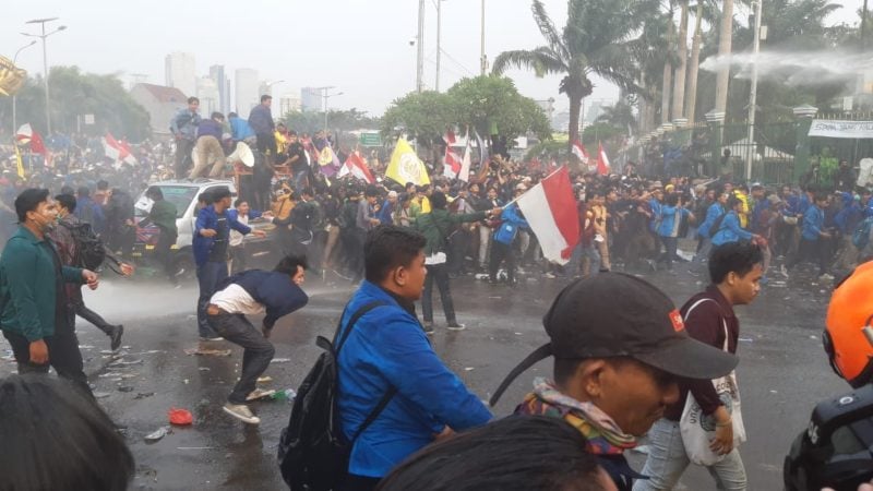 KUMPULAN FOTO: Kericuhan Pecah Saat Senja Mulai Beranjak