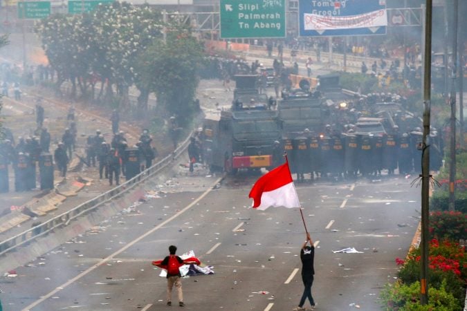 KUMPULAN FOTO: Kericuhan Pecah Saat Senja Mulai Beranjak