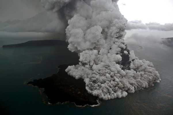 Ini Foto-foto Eksklusif Letusan Gunung Anak Krakatau