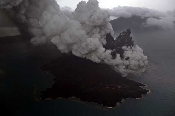 Ini Foto-foto Eksklusif Letusan Gunung Anak Krakatau