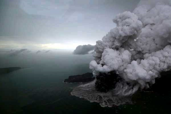 Ini Foto-foto Eksklusif Letusan Gunung Anak Krakatau