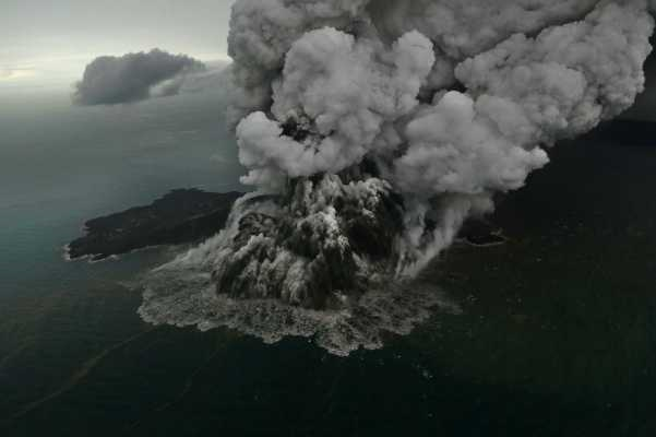 Ini Foto-foto Eksklusif Letusan Gunung Anak Krakatau