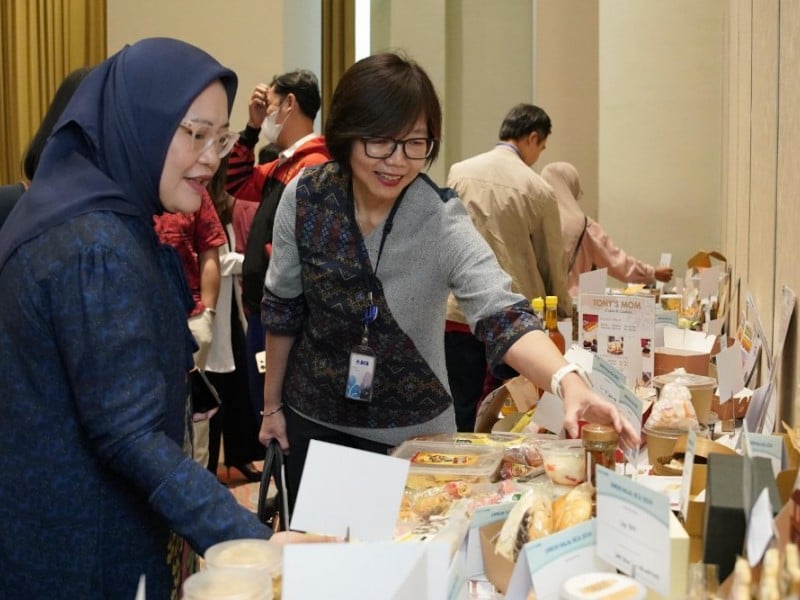 Kakanwil VII BCA Malang Hianni (kanan) bersama Kepala Bagian Pengawasan Perilaku Pelaku Usaha Jasa Keuangan, Edukasi, Perlindungan Konsumen dan Layanan Manajemen Strategis OJK Malang, Veralina Sugiharti Tobing (kiri) melihat produk UMKM peserta Workshop Sertifikasi Halal UMKM BCA yang diikuti 120 peserta di Malang, Rabu (24/4/2024). JIBI/Istimewa