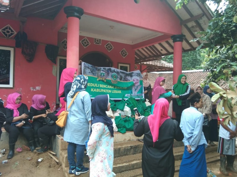 Salurkan Bantuan, Anggota DPRD Lebak Minta Pemkab Tetap Waspada