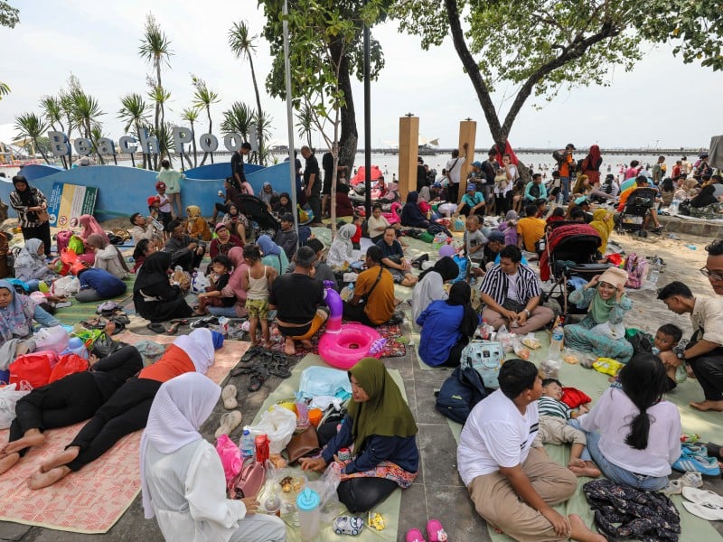 Libur Lebaran hari kedua di Pantai Ancol