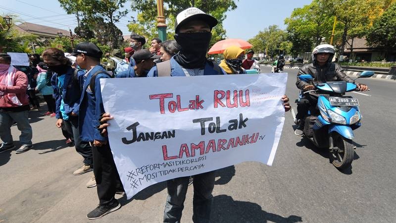 Beda Poster Demo Mahasiswa 1998 dengan Zaman Now