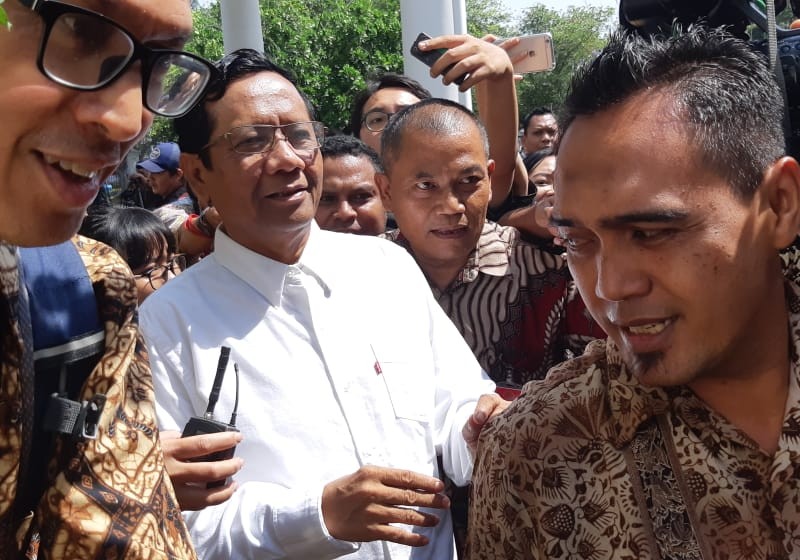 Jelang Perkenalan Kabinet Jokowi-Ma'ruf, Mahfud MD Sambangi Istana Pakai Kemeja Putih