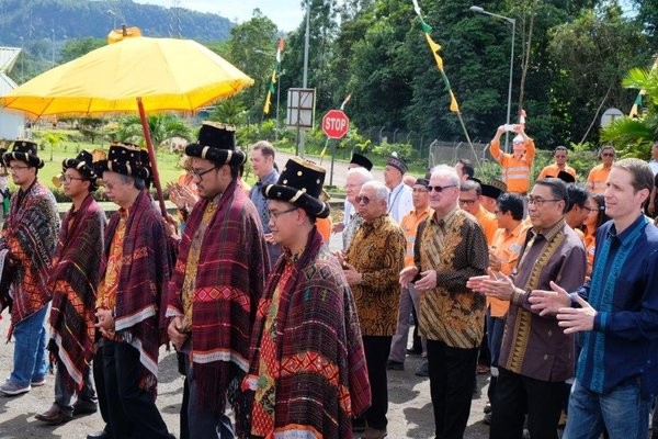 Jajaran manajemen dari pemegang saham baru dan jajaran manajemen pemegang saham lama PT Agincourt Resources mengikuti ritual upacara adat Mamborgo-borgoi dalam rangka menyambut pemegang saham baru di lokasi Tambang Emas Martabe di Batangtoru, Tapanuli Selatan, Sumatera Utara, Rabu (21/11/2018)./IST