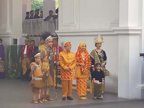 Gibran dan Jan Ethes pakai baju papua
