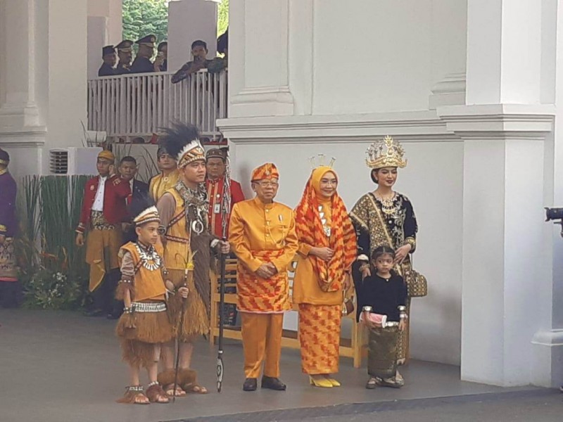 Gibran dan Jan Ethes pakai baju papua