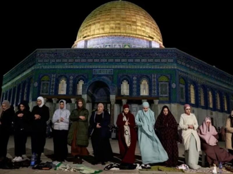 Umat Muslim mengikuti salat Tarawih di malam hari selama bulan Ramadan, di kompleks Al-Aqsa, yang dikenal oleh umat Yahudi sebagai Temple Mount, di Yerusalem. REUTERS/Ammar Awad