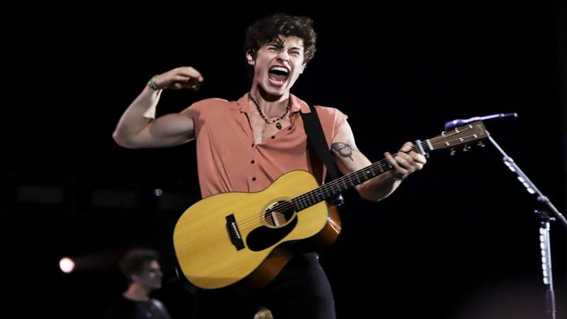 Foto Konser Shawn Mendes Diguyur Hujan di Sentul