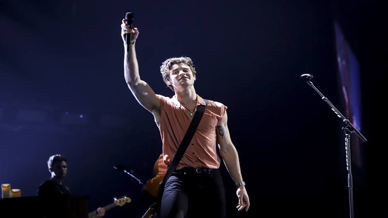 Foto Konser Shawn Mendes Diguyur Hujan di Sentul