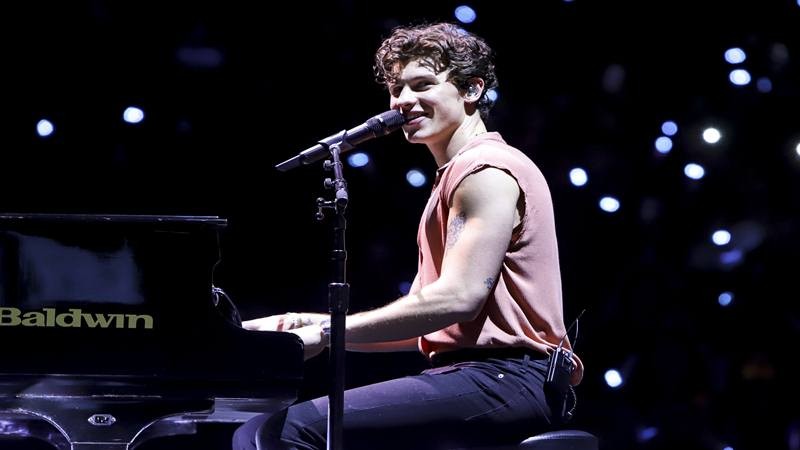 Foto Konser Shawn Mendes Diguyur Hujan di Sentul