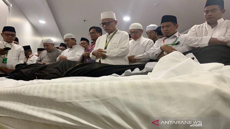 Foto-foto Jenazah Mbah Moen Menuju Pemandian di Mekkah