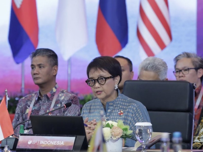 Menteri Luar Negeri RI Retno Marsudi bersama 10 Menlu Asean dalam rangkaian acara Asean Ministerial Meeting (AMM) 2023 di Hotel Shangri-La, Jakarta./Dok. Kemlu RI.