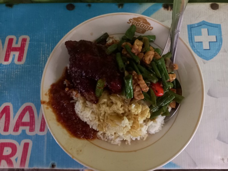 Gambaran menu makan siang senilai Rp15.000 yang dijual salah satu warteg di Jakarta. Bisnis/Ahmadi Yahya