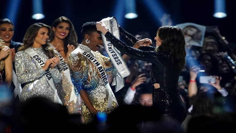 Zozibini Tunzi dari Afrika Selatan Miss Universe 2019