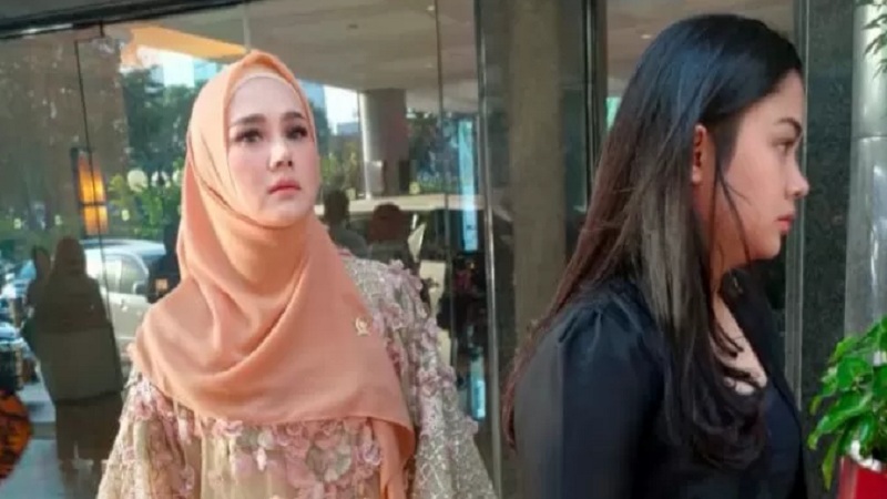 Pelantikan Anggota DPR, Mulan Jameela Kenakan Baju Bodo Rancangan Didiet Maulana