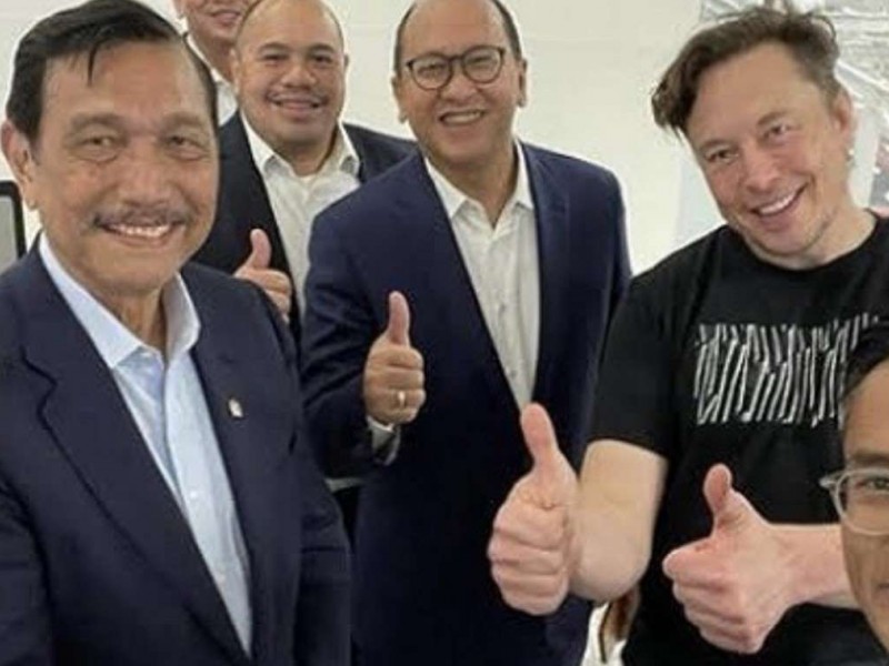 Luhut Binsar Pandjaitan berfoto bersama CEO SpaceX Elon Musk