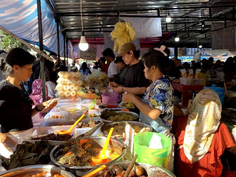 Warga mengantre untuk membeli aneka makanan khas buka Puasa di Pasar Takjil Benhil, Jakarta Pusat pada Selasa (21/3/2024). JIBI/Ahmadi Yahya 