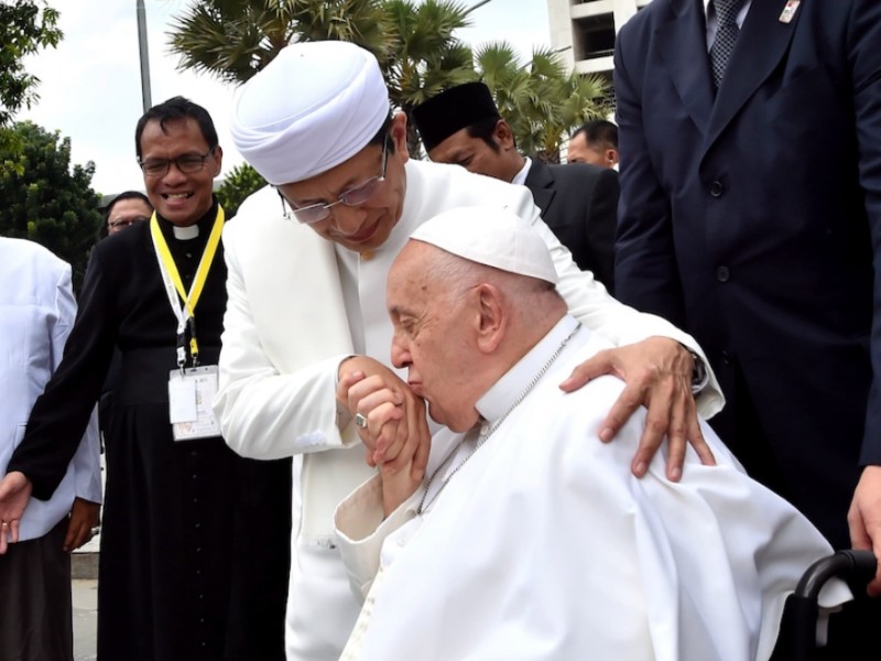 Foto-foto Momen Haru Paus Fransiskus di RI: Sapa Jemaat hingga Cium Tangan Imam Besar Istiqlal