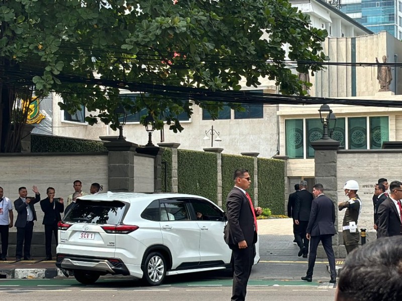 Paus Fransiskus naik mobil Kijang Innova Zenix putih. Mobil tersebut dilengkapi dengan bendera Indonesia dan Vatikan. JIBI/Jessica Gabriela Soehandoko