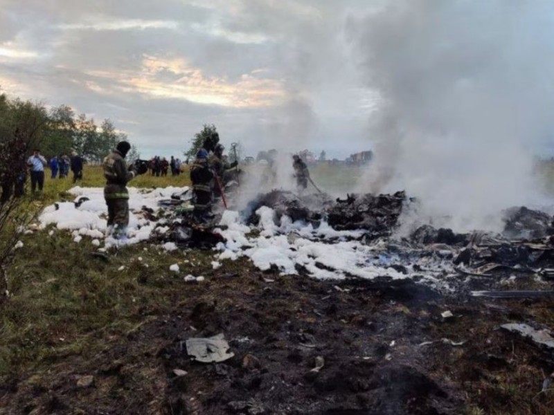 Petugas pemadam kebakaran bekerja di tengah puing-puing pesawat di lokasi kecelakaan setelah jatuhnya sebuah jet pribadi di wilayah Tver, Rusia, 23 Agustus 2023. Yevgeny Prigozhin, kepala kelompok tentara bayaran swasta Rusia, Wagner, dilaporkan terdaftar sebagai penumpang jet pribadi yang jatuh di utara Moskow pada 23 Agustus 2023. Komite Investigasi Rusia/Handout via REUTERS