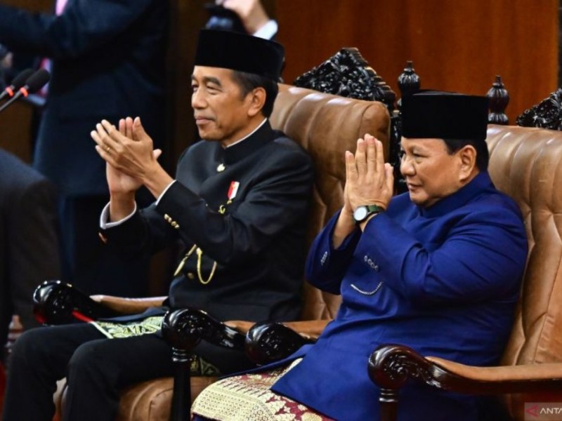 Presiden Joko Widodo (kiri) dan Presiden terpilih Prabowo Subianto (kanan) memberikan salam dalam pelantikan presiden dan wakil presiden periode 2024-2029 di Gedung Nusantara, Kompleks Parlemen, Senayan, Jakarta, Minggu (20/10/2024). Prabowo Subianto dan Gibran Rakabuming Raka akan mengikuti sidang paripurna MPR pengucapan sumpah sebagai Presiden dan Wakil Presiden Republik Indonesia masa bakti 2024-2029. ANTARA FOTO/Rivan Awal Lingga/aww.