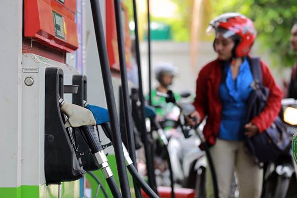 Pembatasan Pertalite -Pengendara mengisi bahan bakar di SPBU, di Jakarta, Senin (9/4/2018)./JIBI-Dwi Prasetya