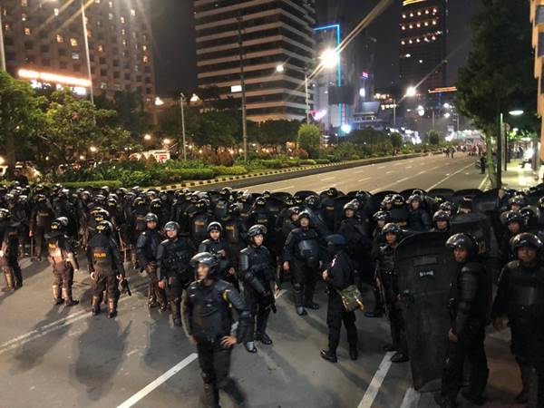 Usai Salat Tarawih, Massa Aksi di Depan Bawaslu Dibubarkan