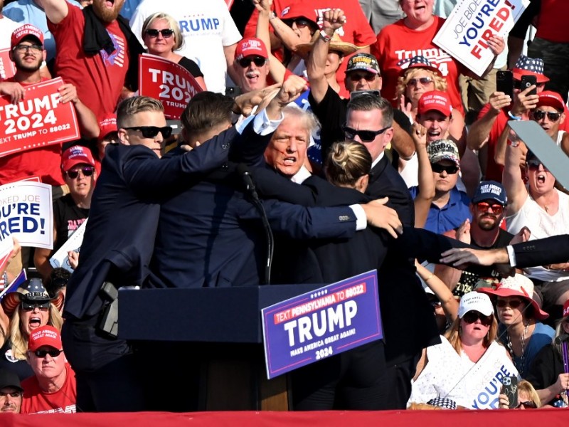 Mantan Presiden AS Donald Trump dikelilingi oleh agen-agen Secret Service selama acara kampanye di Butler Farm Show Inc. di Butler, Pennsylvania, AS, pada Sabtu, 13 Juli 2024. Mantan Presiden Donald Trump langsung dievakuasi, setelah insiden penembakan terhadap disirnya saat kampanye Pilpres AS 2024. Bloomberg/Joe Appel