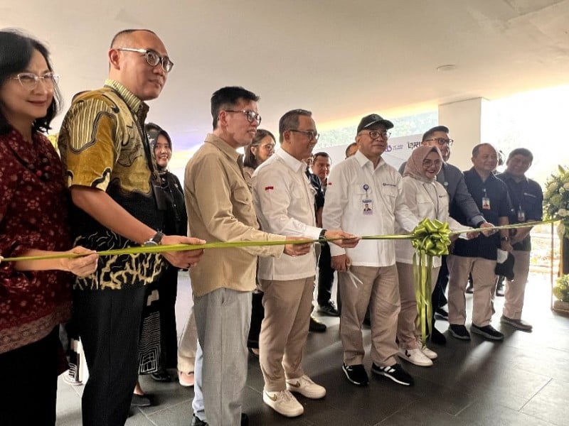 Kepala Departemen Pengelolaan Uang BI Marlison Hakim dan perwakilan dari perbankan meresmikan layanan penukaran uang baru untuk Lebaran 2024 di Istora Senayan, Kamis (28/3/2024). JIBI/Feni Freycinetia