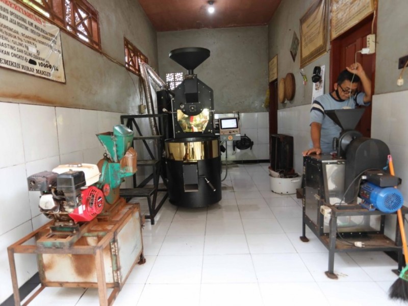 Aktivitas produksi di Koperasi Kopi Wonosalam, Sabtu (7/12/2024). JIBI/Kahfi