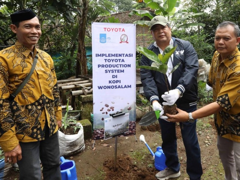 Wakil Presiden Direktur PT Toyota Motor Manufacturing Indonesia (TMMIN) Bob Azam (tengah) didampingi para pegiat Koperasi Kopi Wonosalam, Jombang, Jawa Timur,  melakukan prosesi penanaman pohon kopi, pada Sabtu (7/12/2024). JIBI/Kahfi 