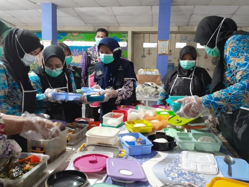 Petugas kantin tengah menyiapkan makan siang gratis bagi anak sekolah SMPN 2 Curug, Tangerang, Kamis (29/2/2024). JIBI/Annasa Rizki Kamalina