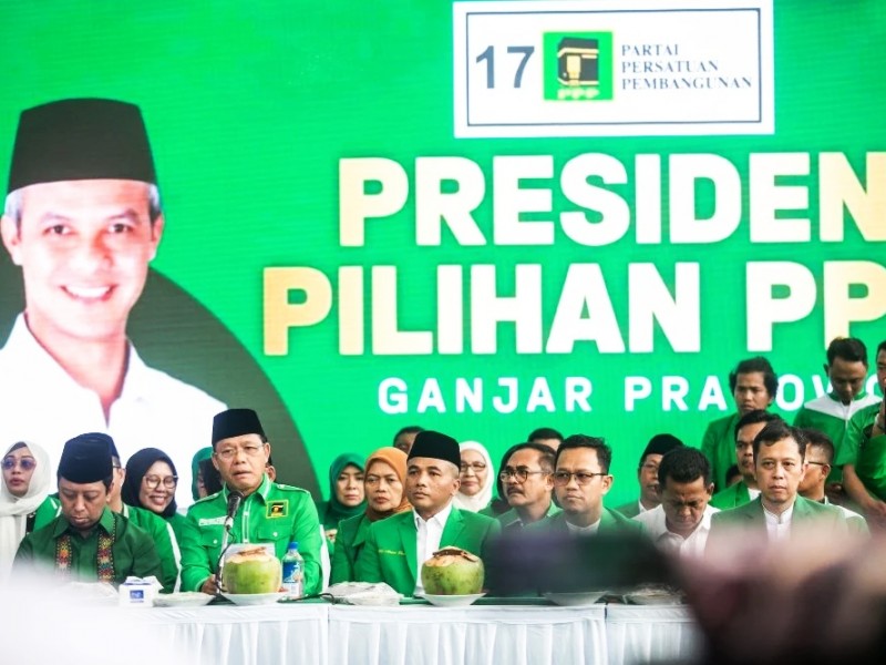 Plt Ketua Umum DPP PPP Muhamad Mardiono (keempat kiri) didampingi Ketua Majelis Pertimbangan PPP Romahurmuziy (kedua kiri) menyampaikan keputusan Rapat Pimpinan Nasional PPP di Sleman, DI Yogyakarta, Rabu (26/4/2023). PPP mendeklarasikan dukungannya kepada bakal calon presiden dari PDI Perjuangan yakni Ganjar Pranowo dalam Pilpres 2024. ANTARA FOTO/Hendra Nurdiyansyah/tom.