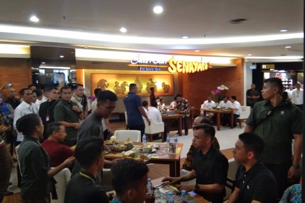 Naik MRT Bersama, Jokowi dan Prabowo Lanjut Makan di Restoran