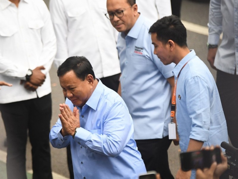 Calon presiden Prabowo Subianto memberikan salam kepada pendukungnya pada masa kampanye Pilpres 2024/Bisnis