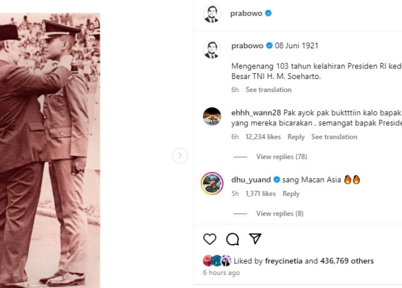 Presiden Soeharto tengah menyematkan pangkat kepada Presiden terpilih 2024-2029 Prabowo Subianto