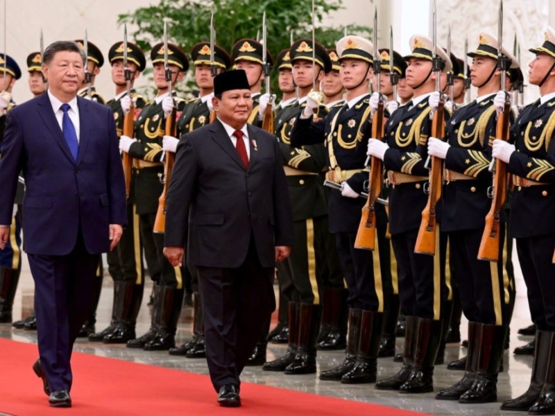 Presiden Prabowo Subianto dan Presiden RRT Xi Jinping melakukan inspeksi jajaran pasukan kehormatan yang berjaga di Great Hall of the People, Beijing pada Sabtu, 9 November 2024. Foto: BPMI Setpres/Muchlis Jr