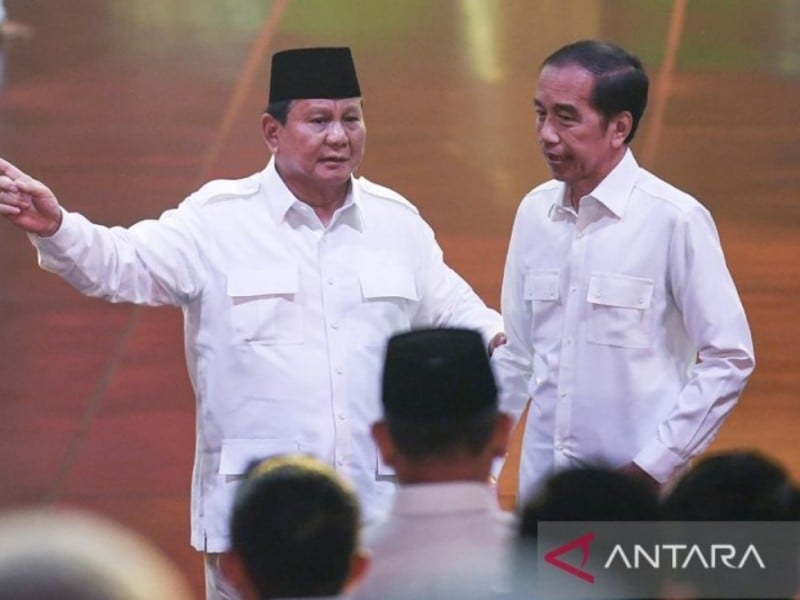 Presiden yang juga Ketua Umum Partai Gerindra Prabowo Subianto (kiri) berbincang dengan Presiden Ke-7 Joko Widodo saat perayaan HUT Ke-17 Partai Gerindra di Sentul International Convention Center, Bogor, Jawa Barat, Sabtu (15/2/2025). Perayaan HUT ke-17 Partai Gerindra mengusung tema Berjuang Tiada Akhir. ANTARA FOTO/Hafidz Mubarak A/rwa.