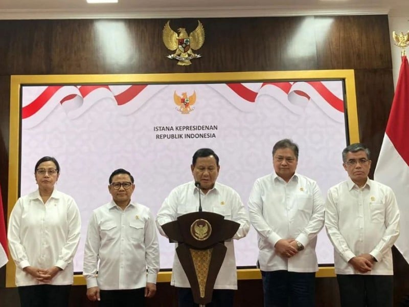 Presiden Prabowo Subianto didampingi jajaran Menteri Kabinet Merah Putih saat mengumumkan kenaikan UMP 2025 di Kantor Presiden, Kompleks Istana Kepresidenan, Jakarta, Jumat (29/11/2024). Prabowo menetapkan upah minimum 2025 naik sebesar 6,5% - BISNIS/Dany Saputra.